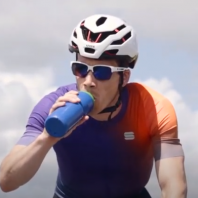 Peter Renner auf dem Rennrad trinkt Wasser